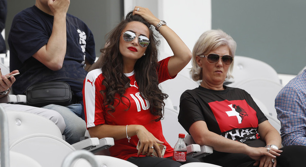 Albania-Svizzera, maglia speciale per la mamma dei fratelli Xhaka