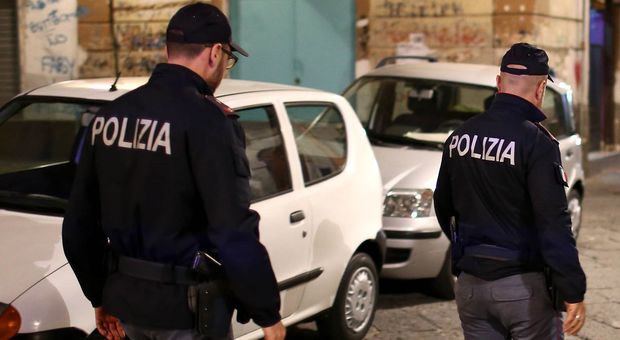 Napoli, ruba cellulare a turista: investito nella fuga e arrestato