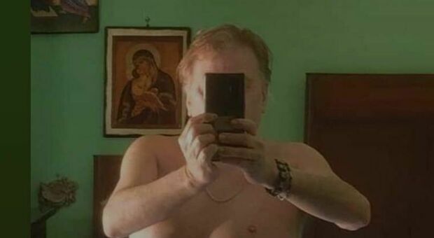 Vasanello, foto di uomo nudo sulla sua pagina Facebook: il parroco si autosospende
