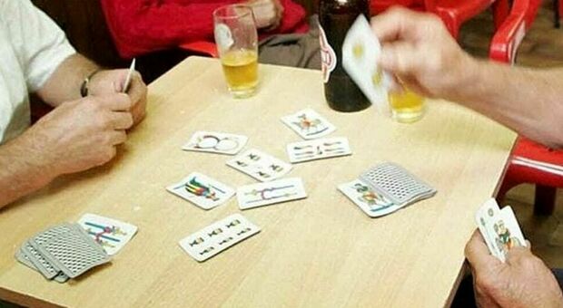 Controlli anti-Covid, partita a carte in sala giochi nel Napoletano: multa per titolare e clienti