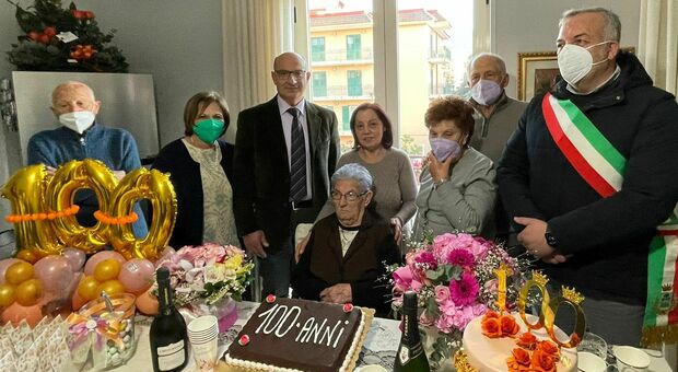 Nonna Adelaide festeggiata da familiari e dal sindaco di Somma Vesuviana