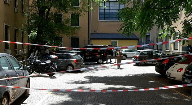 Milano, avvocato suicida in Tribunale: si è gettato dal sesto piano. Aveva un biglietto: «Disagio e rammarico»