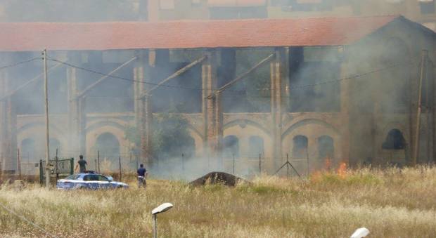 Roma, ancora fuoco a Tor Sapienza, brucia l'area del parco Salviati. I residenti: «Aria irrespirabile»