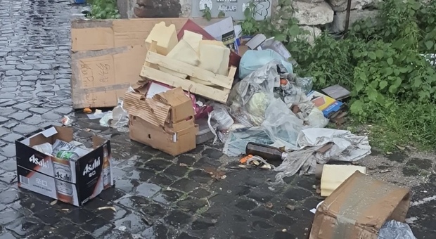 Degrado a Roma, rifiuti abbandonati nel quartiere Tiburtino. L'ira dei residenti: «Siamo disperati»