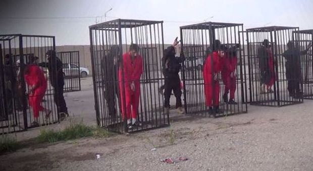 Un'immagine del video dell'Isis