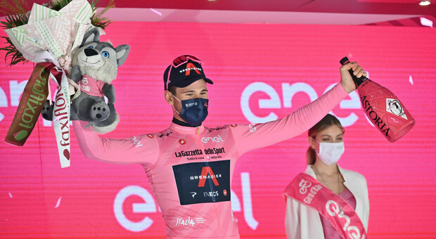 Giro d'Italia, Enit sulla maglia rosa indossata dal campione Ganna