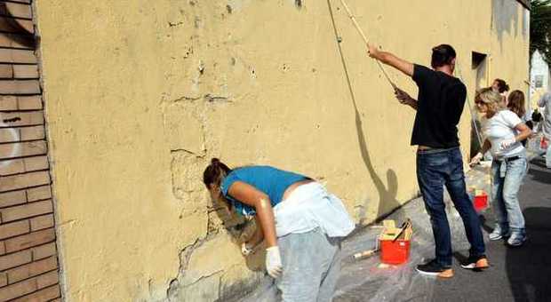 Milano, i residenti finanziano la pulizia dei muri dai graffiti