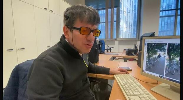 Andrea, trevigiano non vedente, bloccato dalle biciclette lasciate sul marciapiede: «Non riesco a passare»