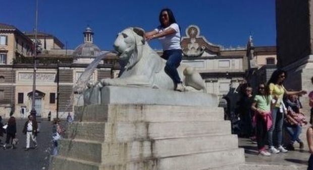 Roma, sfregi a fontane e monumenti: «Maxi-multe contro i vandali»