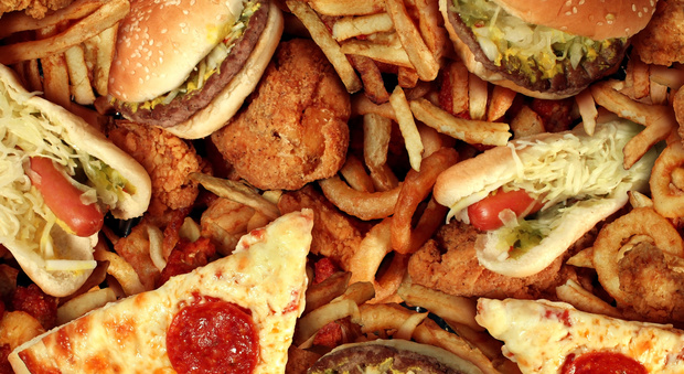 Allarme cancro: più rischi con junk food, il cibo spazzatura