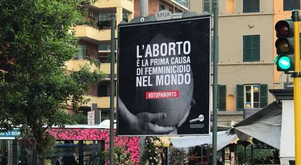 «Aborto prima causa femminicidio», manifesto choc a Roma. Proteste su web: «Raggi intervenga». Ma il Comune fa sapere: «Impianti non nostri»