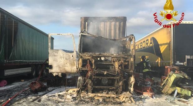 Paura in Porto: incendio al Molo 6: camion distrutto dalle fiamme