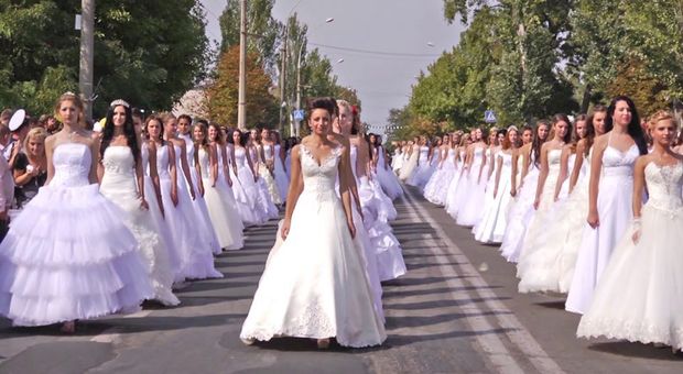 Roma, flash mob delle promesse spose: "Regole Covid troppo rigide, così niente matrimoni". Wedding sull'orlo del fallimento