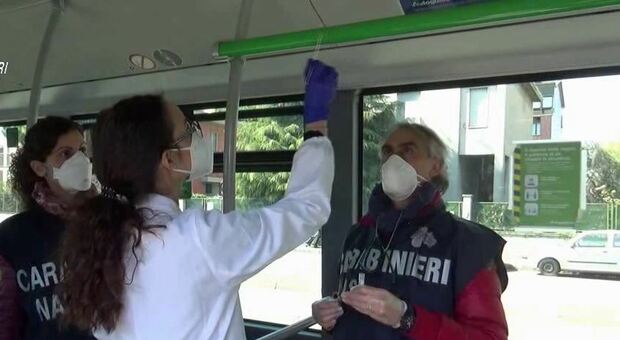 Ispezioni del Nas sugli autobus a Frosinone, trovate tracce di Covid in tre pullman