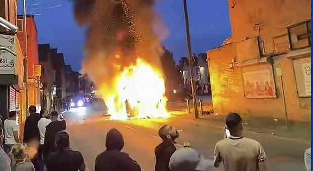 Auto della polizia rovesciata e autobus incendiato: scoppia la rivolta a Leeds