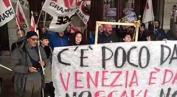 Arriva Renzi, i No Grandi Navi protestano sotto il Comune