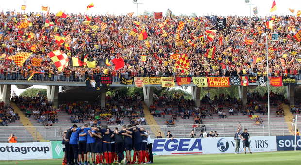 “La Curva del Lecce è la migliore della serie B”. Un sondaggio premia i tifosi giallorossi
