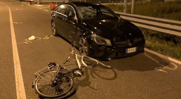 La bicicletta della donna finita sotto la Mercedes nera