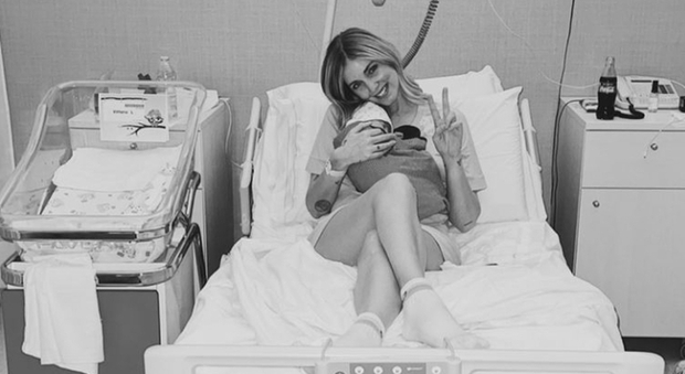 Chiara Ferragni, la prima foto in ospedale dopo il parto con baby Vittoria. Ma i fan notano un dettaglio: «Com'è possibile?»
