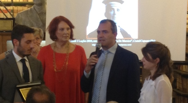 Napoli. Il sindaco De Magistris incorona i due neo magistrati al premio Aniello Ambrosio