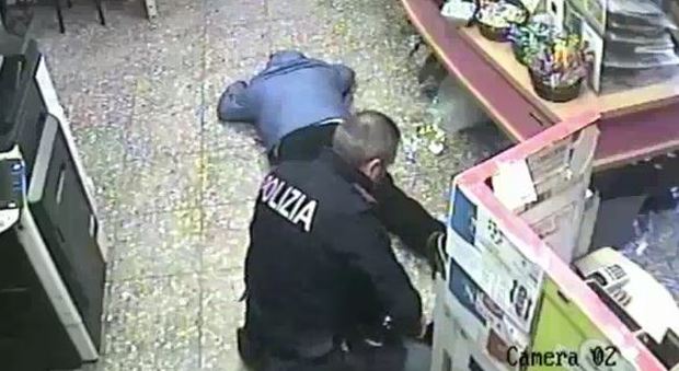 Tabaccaio accoltellato dai rapinatori la polizia li cattura dentro il negozio