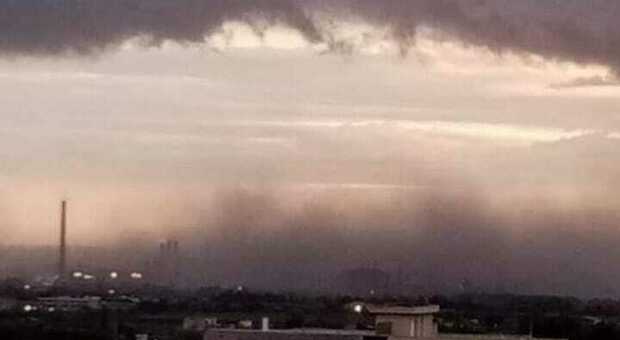 Ex Ilva: wind day a Taranto, sui social le foto delle polveri sulla città