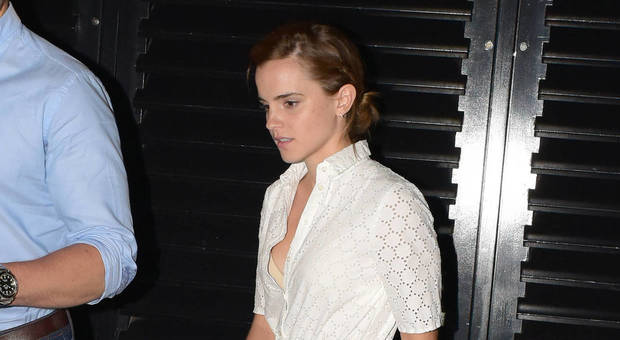 Emma Watson, la scollatura è profonda e rivela il reggiseno