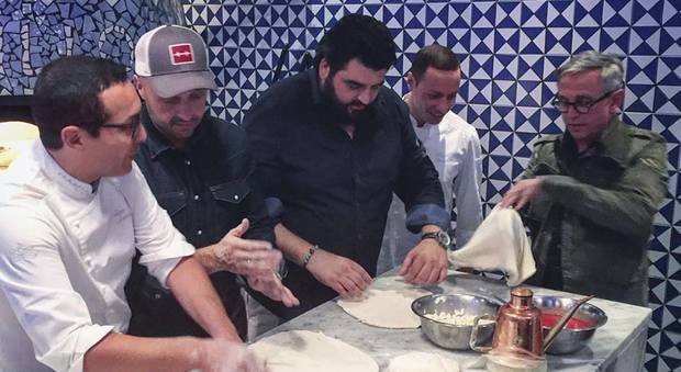La squadra di Masterchef da Sorbillo a Napoli: 'Pizza show' per i cuochi più famosi della tv