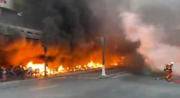 Domato l'incendio a Parigi: decine di auto incendiate prima del concerto di Fally Ipupa