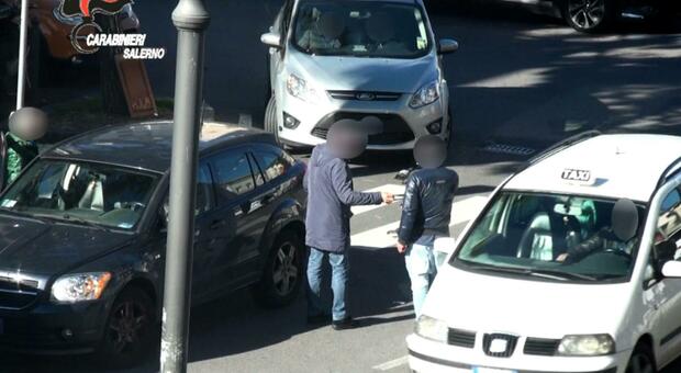 Racket della sosta a Salerno, il nuovo assalto dei parcheggiatori