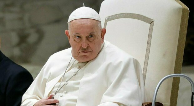 Papa Francesco: «Vi indignate per le coppie gay, ma non se benedico un imprenditore che sfrutta la gente. È ipocrisia»
