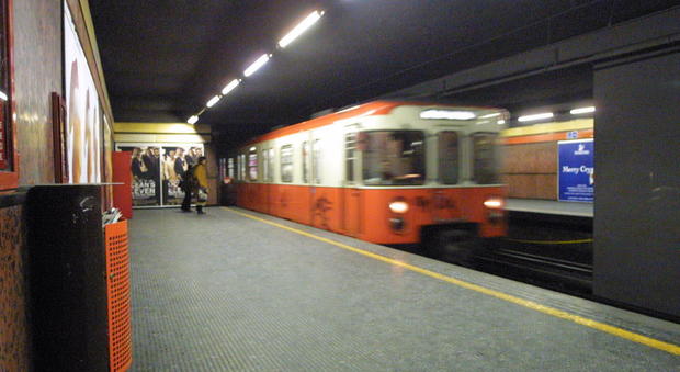 Milano, mamma abbandona neonato nella metro poi ci ripensa, ma sul posto trova i carabinieri