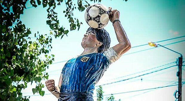Nella provincia di Tucuman spunta la statua di Maradona Mano de Dios