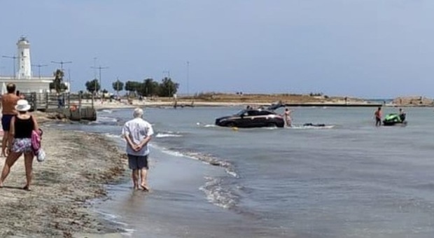 Entra in mare con l'auto per scaricare la moto d'acqua: niente multa per lui