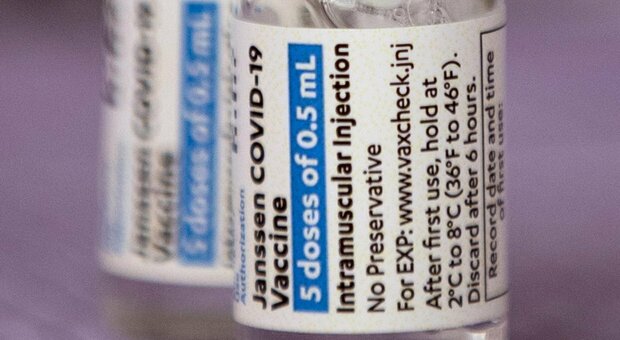 Vaccino Johnson & Johnson, spuntano altri problemi sul controllo qualità: scartati dei lotti di farmaco