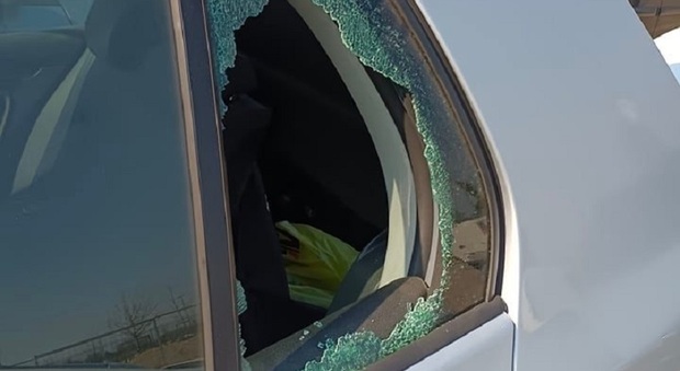 Banda di ladri colpisce durante maratona: finestrini spaccati e auto razziate