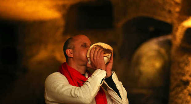 I canti della Passione alle Catacombe di San Gennaro coi Damadakà | Foto