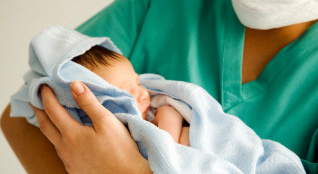 Calo delle nascite, i medici rivelano: «Occhio al termometro»