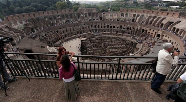 Roma, turista Usa in fin di vita per un infarto al Colosseo: custode eroe lo salva con il defibrillatore