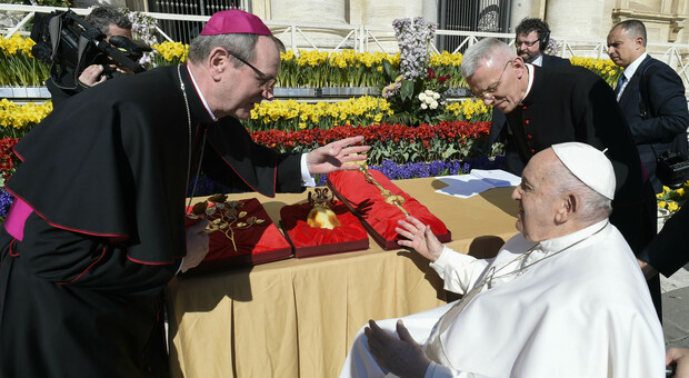 Papa, anche l'episcopato della Bielorussia disobbedisce: «Noi non benediremo coppie gay»