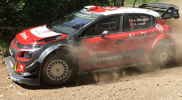 La Citroen C3 WRC di Mikkelsen al dubutto nel mondiale rally con i colori della casa francese