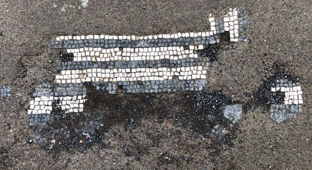 Pompei, turista americano stacca tessere di mosaico dal pavimento della domus del Marinaio