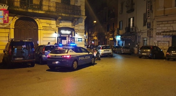 Napoli: bar aperto di notte a Coroglio, arriva la polizia. Clienti in fuga, multa al titolare