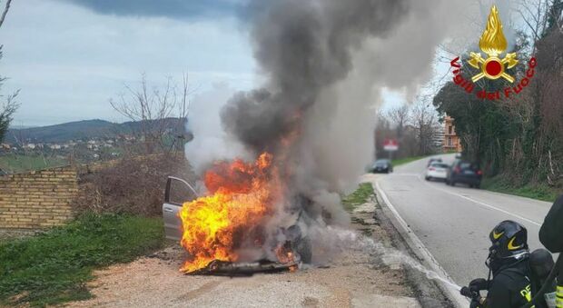 Auto alimentata a gasolio in fiamme, quanta paura a Fermo