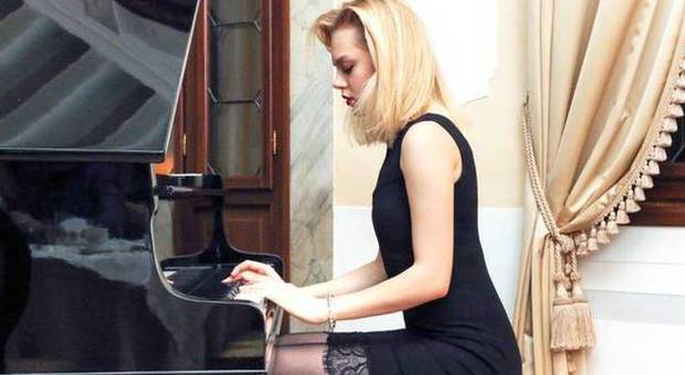 Juliia, 22 anni, pianista-modella: «Fuggita dall'Ucraina in guerra per coltivare la grande passione»