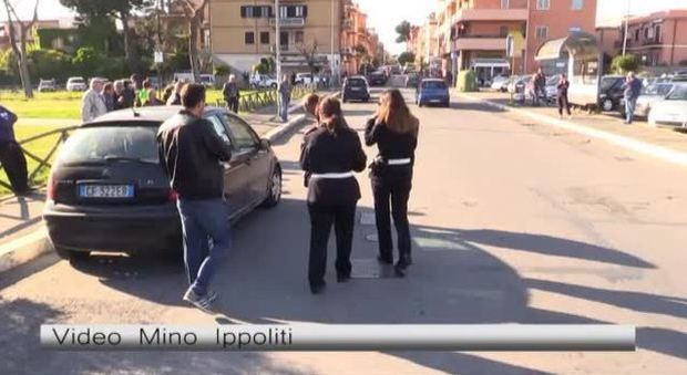 Roma, travolta da un'auto pirata sulle strisce con il figlio in braccio: è grave