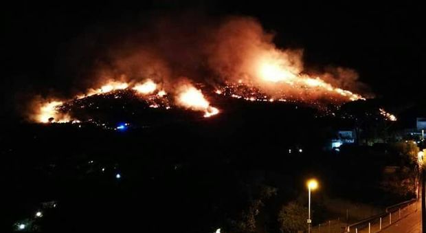 Incendio a Sperlonga: collina avvolta dalle fiamme e case in pericolo. Camping evacuato