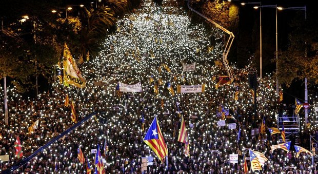 Catalogna, 750mila in strada a Barcellona contro l'arresto dei politici