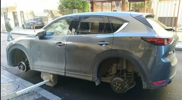 Scampia: rubano pneumatici dalle auto in sosta, presi dalla polizia