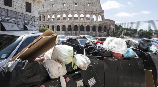 Roma, giallo rifiuti abusivi: «Camion di altri comuni nelle discariche». Indagini dei vigili